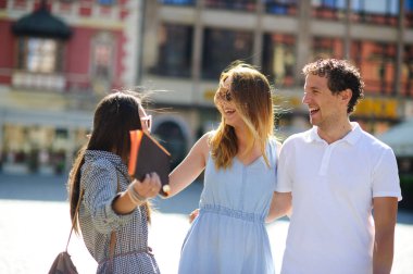 Üç genç insanlar antik kent meydanında stand.