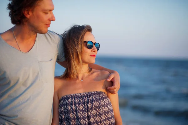 Happy couple of lovers on the seashore. — Stock Photo, Image