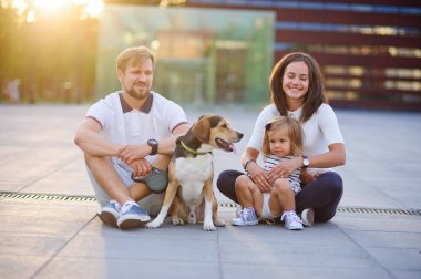 Harika genç aile yere oturmuş dinleniyor.