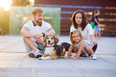 Harika genç aile yere oturmuş dinleniyor.