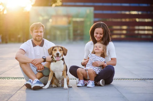 Harika genç aile yere oturmuş dinleniyor.