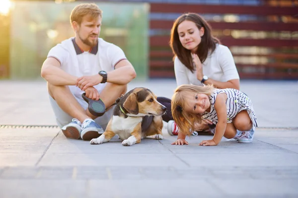 Harika genç aile yere oturmuş dinleniyor.