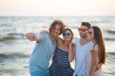 Gençlerin grup sahilde fotoğraflandı neşeli.