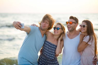 Gençlerin grup sahilde fotoğraflandı neşeli.