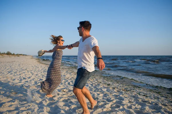 Erkek ve kadın sahilde dans çember. — Stok fotoğraf