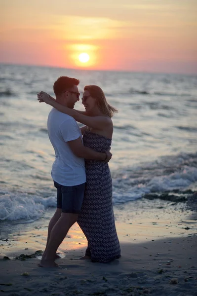 Deniz kıyısı üzerinde kucakladı çift aşıkların standları. — Stok fotoğraf