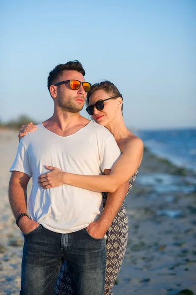 Couple of lovers stands having embraced on the seashore. — Stock Photo, Image