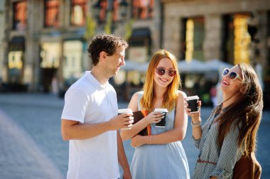 Antik bir şehrin sokaklarında dolaşın genç turist gurup.