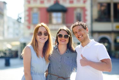 Üç genç insanlar antik kent meydanında stand.