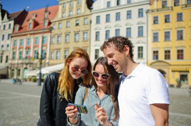 Antik kentin meydanında genç turist standı.