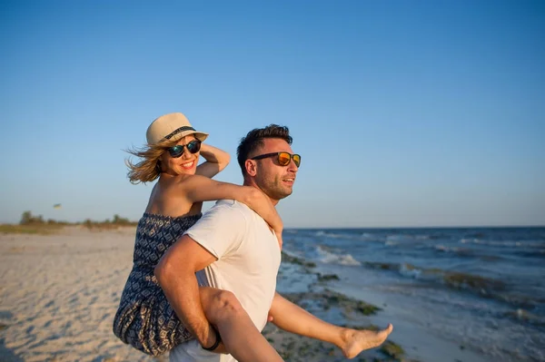 Jonge man houdt op handen jonge vrouw. — Stockfoto