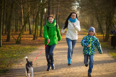 Anne ve iki oğlu sonbahar Park eğlenmek.