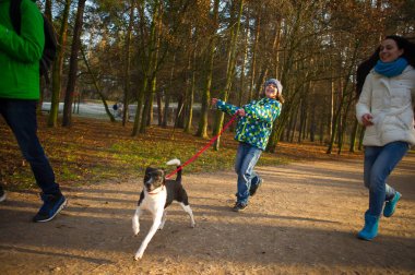 Anne ve iki oğlu sonbahar Park eğlenmek.