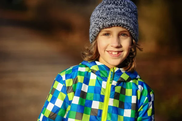 Retrato de um menino sorridente de 9-10 anos . — Fotografia de Stock