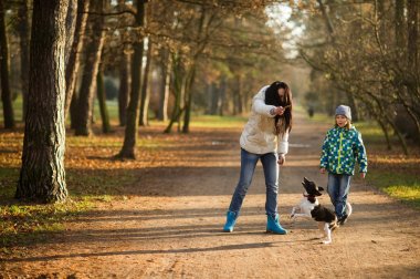Anne ve oğlu onların evde beslenen hayvan sonbahar Park walk.