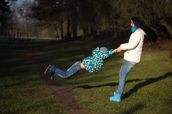 Jovem mulher e menino 9-10 anos se divertir no parque de outono . — Fotografia de Stock