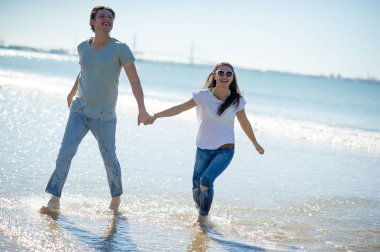 Adam ve su ile çıplak ayakla çalışan kız.