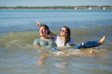 genç bir çift deniz banyo.