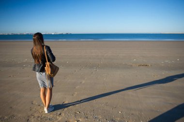 Bir kadın deniz hayran.