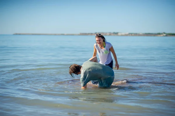 沐浴在海中的年轻夫妇. — 图库照片