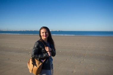 Bir deniz manzara arka planı güzel genç kadın portresi.