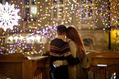 Genç çift Festival kenti hayran.