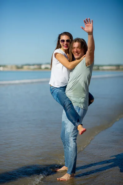 Seashore Guy Holds Girl Hands She Embraces Darling Neck Sun — Stock Photo, Image