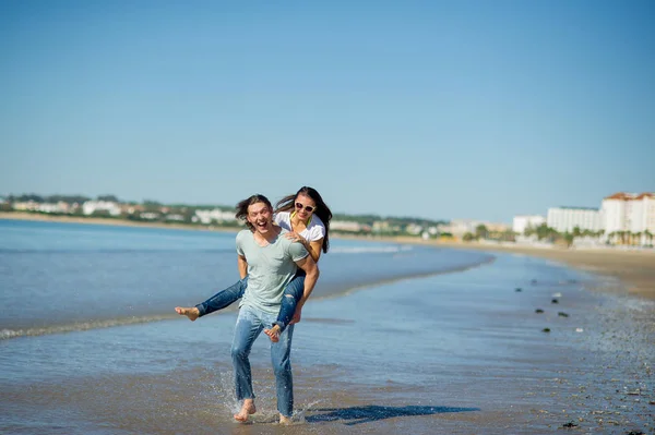 Seashore Guy Holds Girl Hands She Embraces Darling Neck Sun — Stock Photo, Image