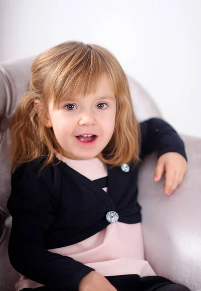 Retrato Niña Años Sentada Una Silla Lindo Niño Pelo Rubio —  Fotos de Stock