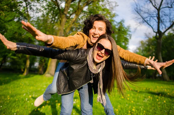 Twee Schattige Jonge Vrouwen Doorbrengen Vrolijk Tijd Het Park Voorjaarsbijeenkomst — Stockfoto