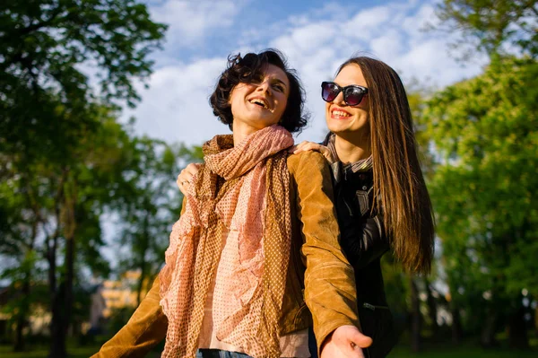 Two Cute Young Women Cheerfully Spend Time Spring Park Women — Stock Photo, Image