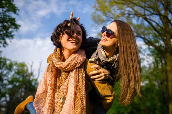 Twee Schattige Jonge Vrouwen Doorbrengen Vrolijk Tijd Het Park Voorjaarsbijeenkomst — Stockfoto