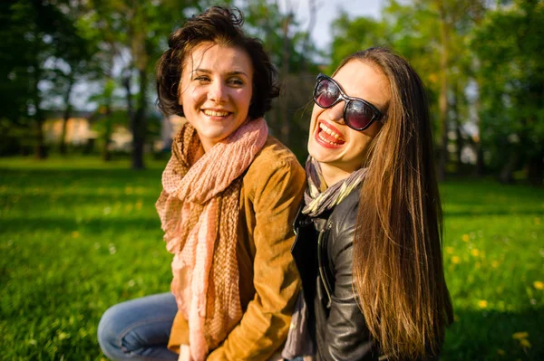 Twee Schattige Jonge Vrouwen Doorbrengen Vrolijk Tijd Het Park Voorjaarsbijeenkomst — Stockfoto