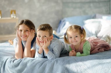 İki kız ve bir erkek kardeşi.