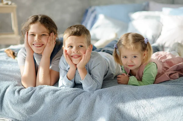 Two sisters and a brother. — Stock Photo, Image