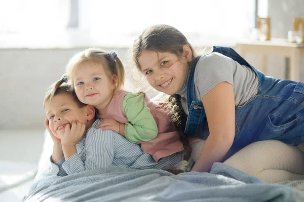 Two sisters and a brother. — Stock Photo, Image