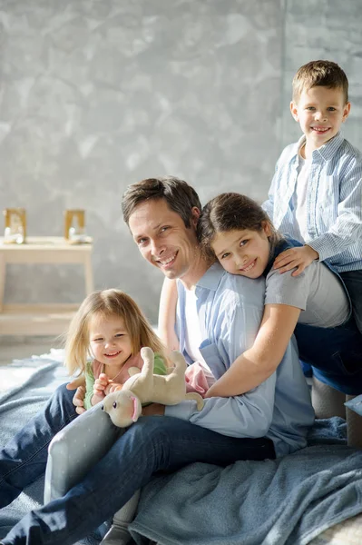 Padre de tres hijos . — Foto de Stock