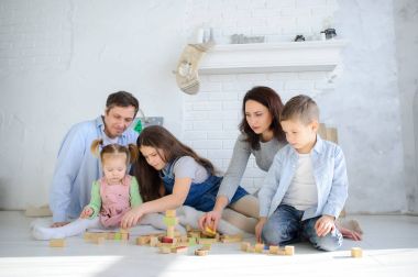 Üç çocukları ile reklam komik Veliler oynayan.