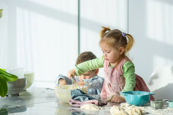 Two children are cooking something from the dough. — Stock Photo, Image