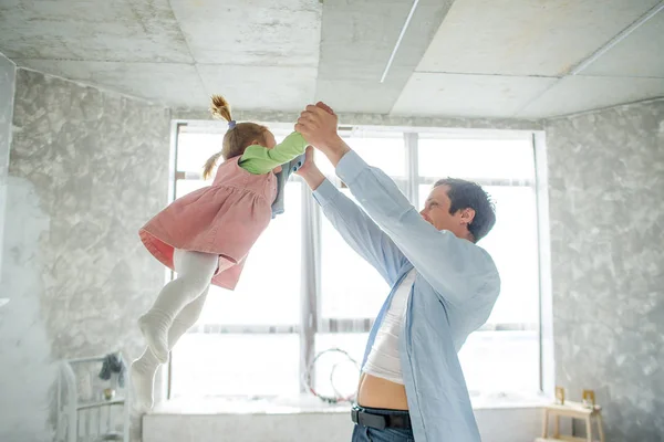 Papà gioca con la sua piccola figlia . — Foto Stock