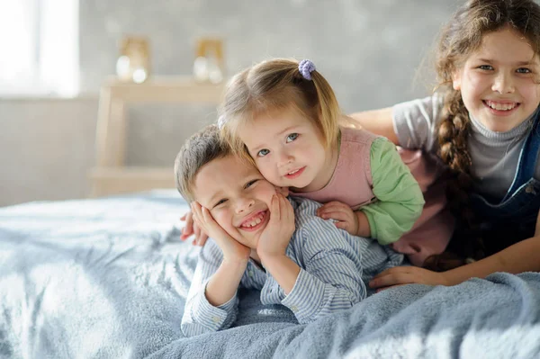 Twee zussen en een broer. — Stockfoto