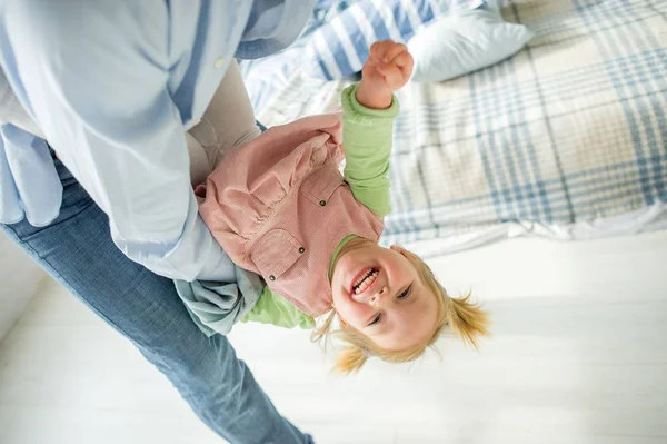 The father plays with the little daughter. — Stock Photo, Image