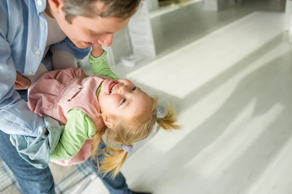 O pai brinca com a pequena filha . — Fotografia de Stock