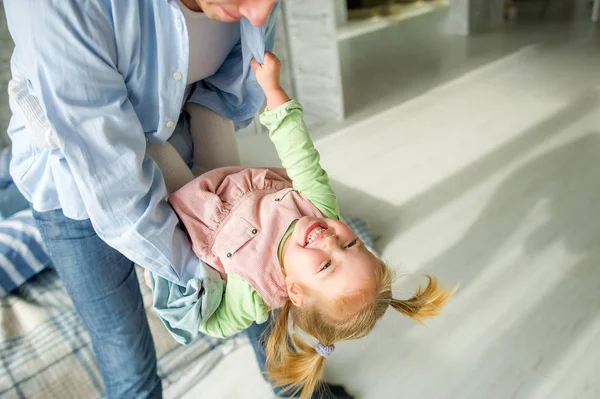The father plays with the little daughter. — Stock Photo, Image