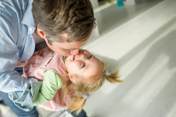 The father plays with the little daughter. — Stock Photo, Image