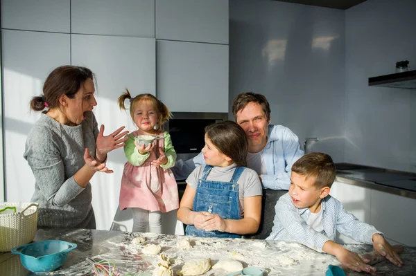 Uma família de cinco pessoas na cozinha — Fotografia de Stock