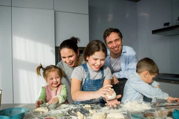 Grande família prepara algo do teste . — Fotografia de Stock