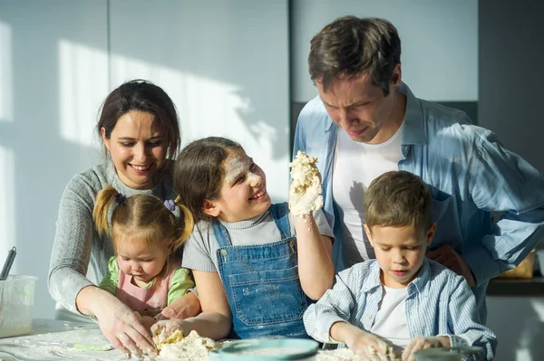 Grande família prepara algo do teste . — Fotografia de Stock