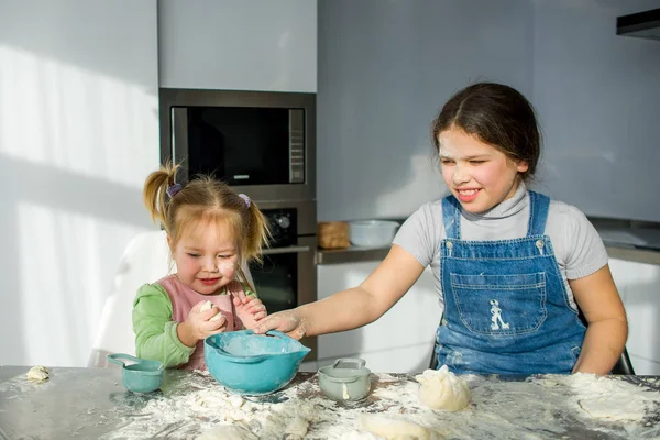 Deux petites filles cuisinent quelque chose dans la cuisine . — Photo