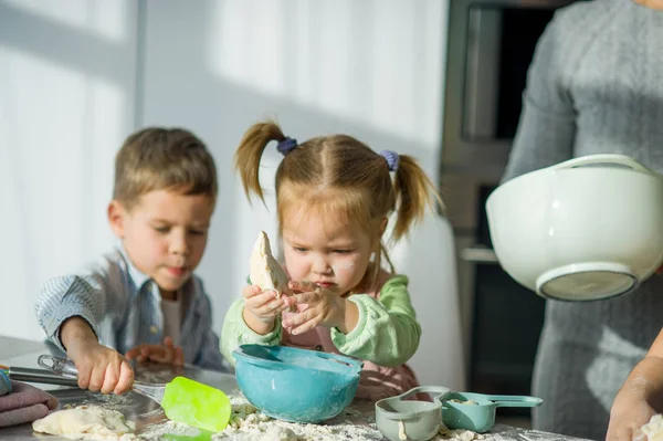 Duas crianças estão cozinhando algo da massa . — Fotografia de Stock